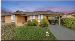 Charming Three-Bedroom Holiday Home Near Tourist Attractions, Werribee